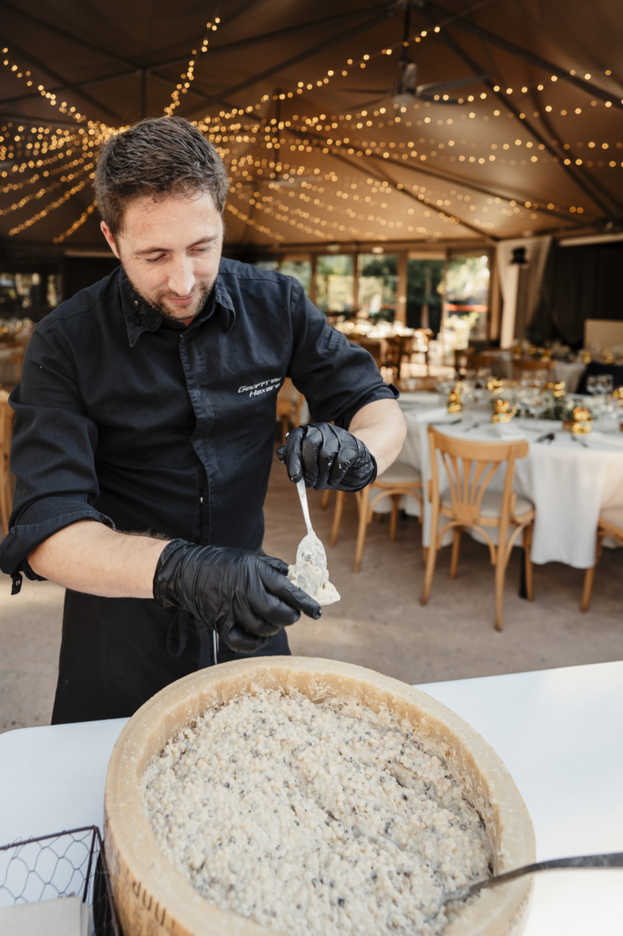Comment choisir son traiteur de mariage ? Animation culinaire parmesan 